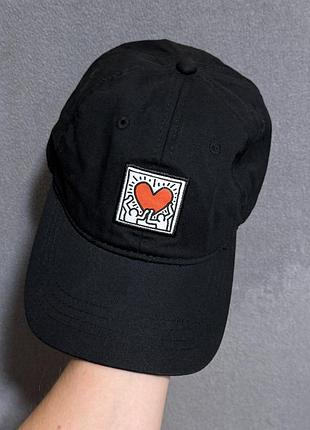 Чорна кепка keith haring вишивка серце