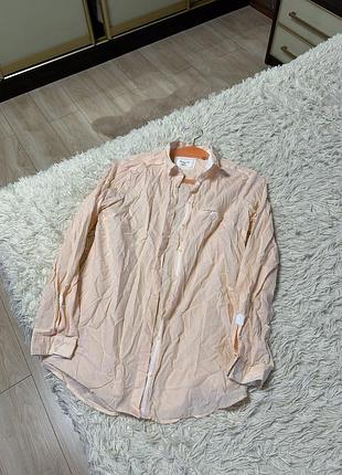 Персиковая рубашка от massimo dutti с длинными рукавами и нагрудным карманом.