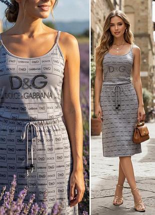 Сукня на бретелях з принтом-логотипом бренду, акцентним написом «d&g» зі стразами на грудях та куліскою зі шнурком на талії