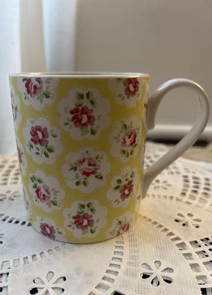 Керамічна чашка cath kidston (часто випускається у співпраці з churchill) виконана в жовтому кольорі з вінтажним квітковим візерунком "provence rose".