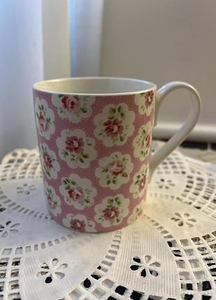 Рожева порцелянова кружка в білий горошок із квітковим мотивом належить до колекції "provence rose" від бренду cath kidston