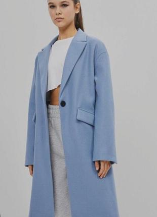 Женское саитло-голубое пальто меди от bershka