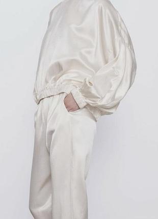 Блуза молочного кольору вільного крою zara