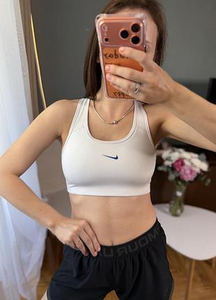 Білий спортивний топ nike