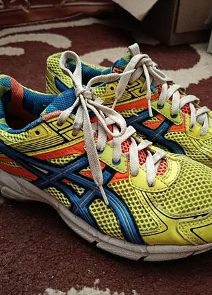 Яркие беговые кроссовки asics gel