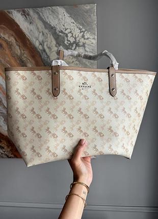 Сумка - шопер coach field tote with horse and carriage print бежева жіноча