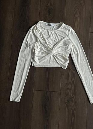 Жіночий топ білого кольору з довгими рукавами. розмір xs,дуже гарно виглядає на зрості 160-165см