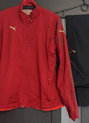 Стильний жіночий спортивний костюм puma — червона спортивна куртка та чорні штани.