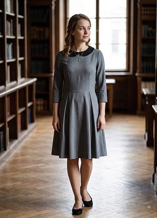 Елегантна сіра сукня з чорним комірцем в стилі preppy / vintage