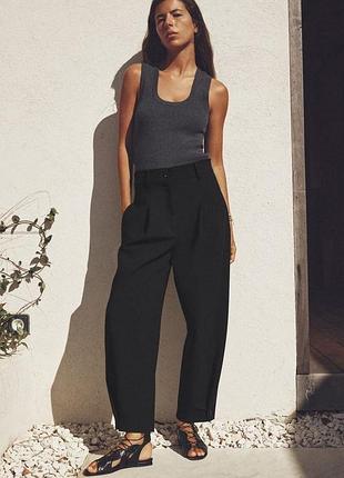 Брюки zara кроя carrot fit с защипами (или balloon/barrel) и пуговицами внизу
