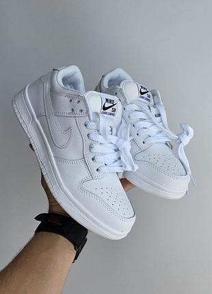 Nike sb dunk 
• white •