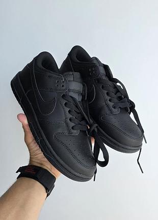 Nike sb dunk 
• black •
