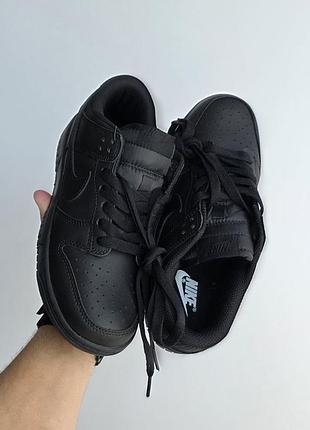 Nike sb dunk 
• black •