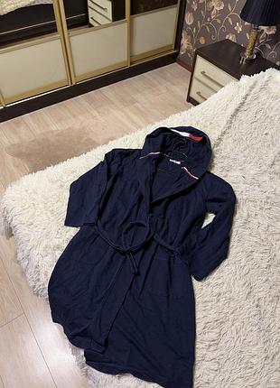 Темно-синий хлопковый халат с капюшоном от tommy hilfiger, дополненный фирменной красно-бело-синей отделкой на капюшоне