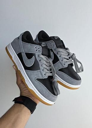 Nike sb dunk 
• grey / black •