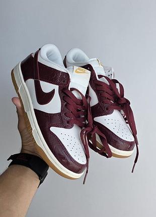 Nike sb dunk 
• burgundy / cream •