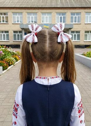 Бантики для девочки с красным орнаментом. на первый звонок. ручная работа. пара