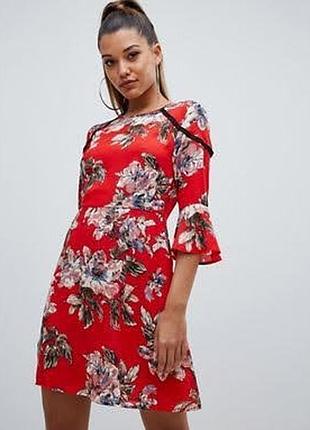 Червона сукня з квітковим принтом від prettylittlething
