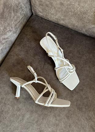 Білі босоніжки на зручному каблуці ( чарочка ) з квадратним мисом zara 37 розміру
