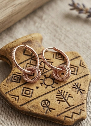 Елегантне переплетення: стерлінгове срібло 925 проби в рожевому відтінку