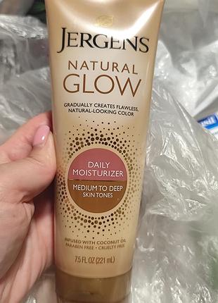 Щоденний зволожувальний лосьйон-автозагар jergens natural glow daily moisturizer (відтінок medium to deep, об'єм 221 мл).