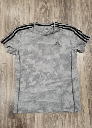 Футболка чоловіча спортивна adidas ess 3s aop tee сіра з принтом