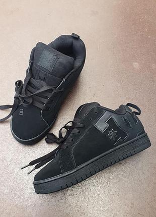 Dc court graffik
• black •