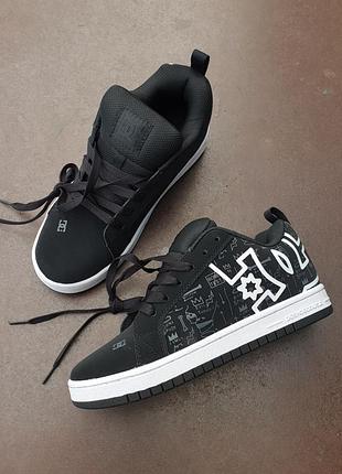 Dc court graffik
• black white •