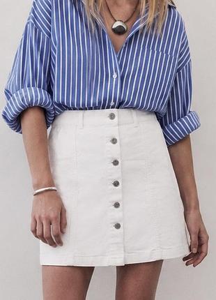 Юбка белая джинсовая мини gina tricot, 34 р, xxs, xs, s, бюка на пуговицах на высокой талии летняя из натуральной ткани классическая базовая спідниця