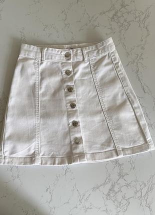Юбка белая джинсовая мини gina tricot, 34 р, xxs, xs, s, бюка на пуговицах на высокой талии летняя из натуральной ткани классическая базовая спідниця