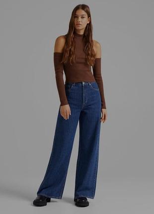 Коричневий трикотажний топ у рубчик від bershka