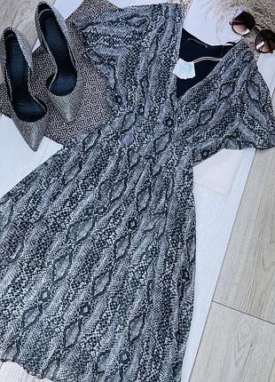 Нова літня сукня guess xs шифонова сукня в зміїний принт коротке плаття приталене сукня кльош з рукавами крильцями