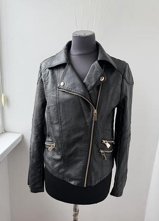 Стильна чорна куртка косуха chicorée з золотою фурнітурою, розмір m (екошкіра)