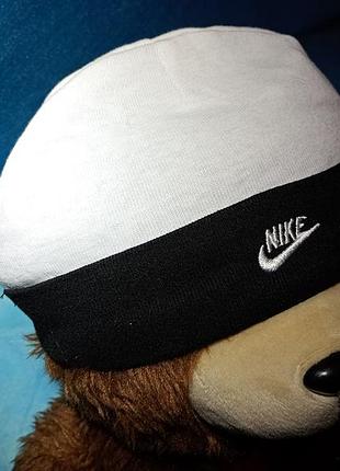 Детская шапочка для малышей / шапка-бини бренд: nike (infant beanie) возрастная категория: 0-6 месяцев (0-6m) цвет белый/ черный
