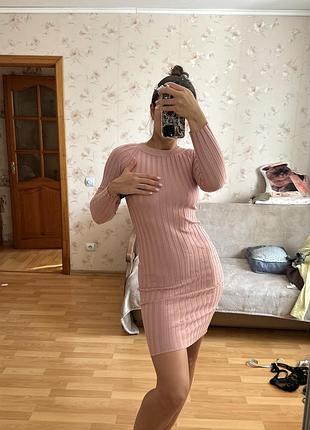 Сукня рожева обтягуюча по фігурі