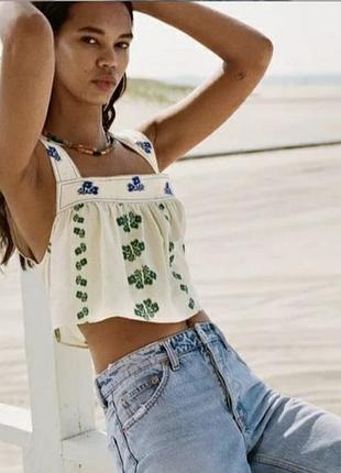 Новий короткий бавовняний топ бренду zara молочного кольору з квітковою вишивкою.