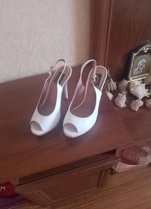 Жіночі босоніжки на високих підборахй