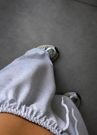 Спортивные штаны с камушками