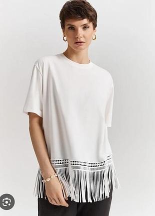 Женская футболка с бахромой от бренда boohoo.