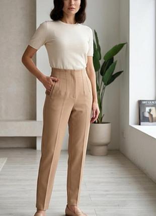 Классические брюки zara с высокой посадкой, аккуратными защипами на талии, слегка зауженного кроя, из смесовой вискозы насыщенно- бежевого цвета, s.