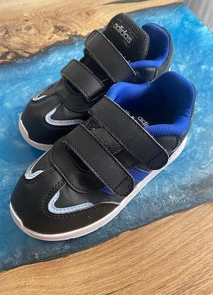 Продам кросівки adidas для хлопчика у чудовому стані. 27 розмір, довжина устілки 16,8 см.