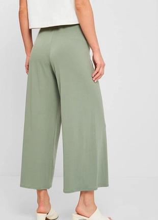 Женские, слегка укороченные широкие брюки палаццо от zara, с высокой посадкой и защипами на талии,  из смесовой вискозы саетло- оливкового цвета, 36/s