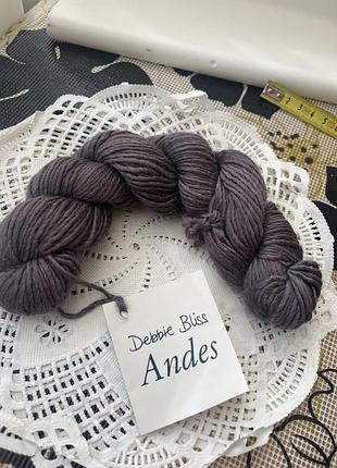 Високоякісну пряжу ручного фарбування debbie bliss andes, яка являє собою м'яку суміш вовни (baby llama) та шовку.