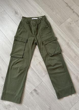 Оливкові карго bershka
