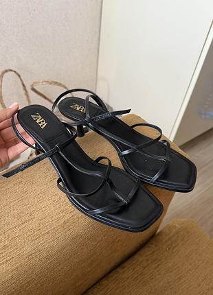 Босоніжки чорного кольору zara
