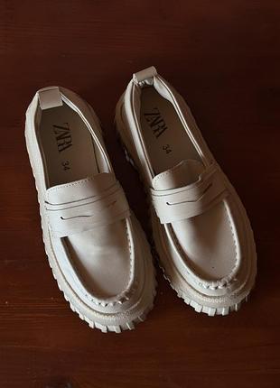 Лофери zara молочного кольору