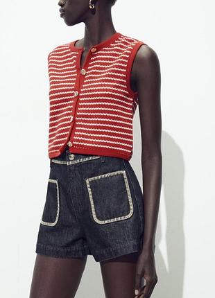 Трендовий вʼязаний жилет з золотими ґудзиками від zara
