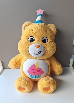 Мягкая интерактивная игрушка care bears birthday bear (заботливый мишка: именинный медведь) с изображением праздничного кекса со свечкой на животе32см