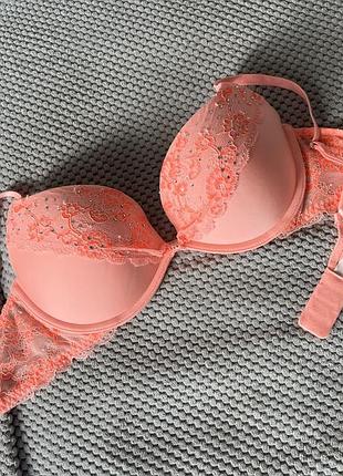 Бюстгальтер пуш-ап від victoria's secret коралово-рожевого кольору з мереживом та дрібними стразами н