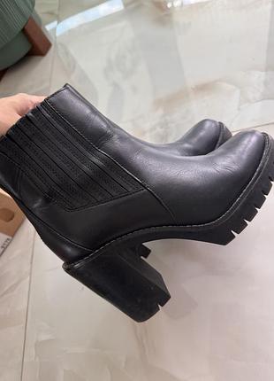 Оригінальні жіночі шкіряні черевики tommy hilfiger, чорні, на підборах, 37 розмір.